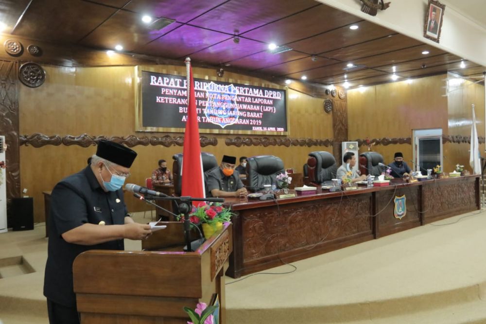 Safrial menyampaikan sambutan