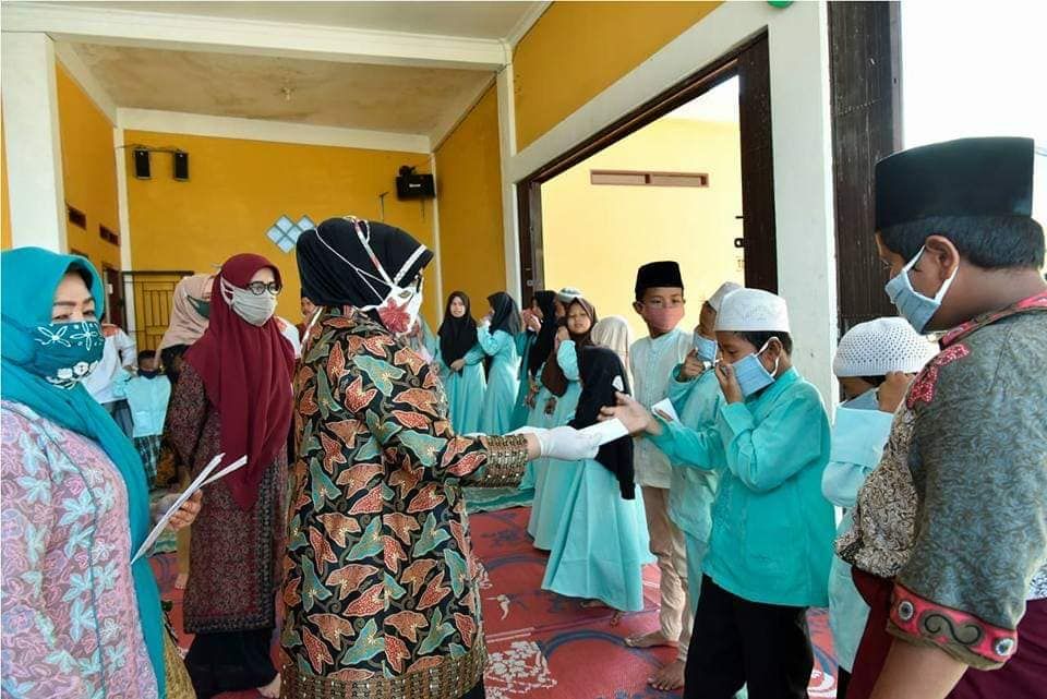 Penyerahan Bantuan Kemanusiaan Dekranas Melawan Covid-19 kepada Ketua Dekranasda Provinsi Jambi Hj. Rahima Fachrori di Rumah Dinas Telanai Pura langsung disalurkan untuk tiga panti asuhan di Kota Jambi, Senin (20/4/20).