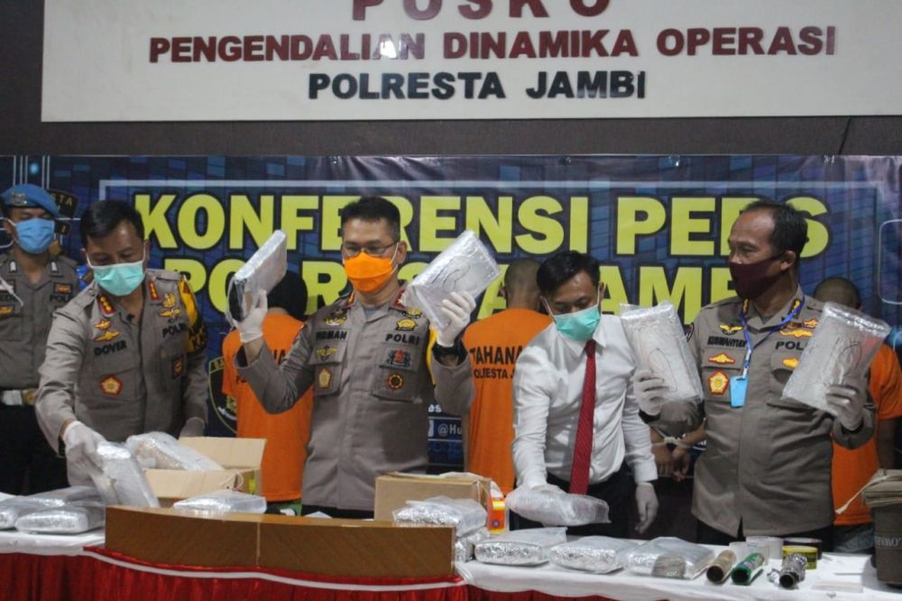 Kapolda Jambi memperlihatkan barang bukti berupa 25,8 ganja.