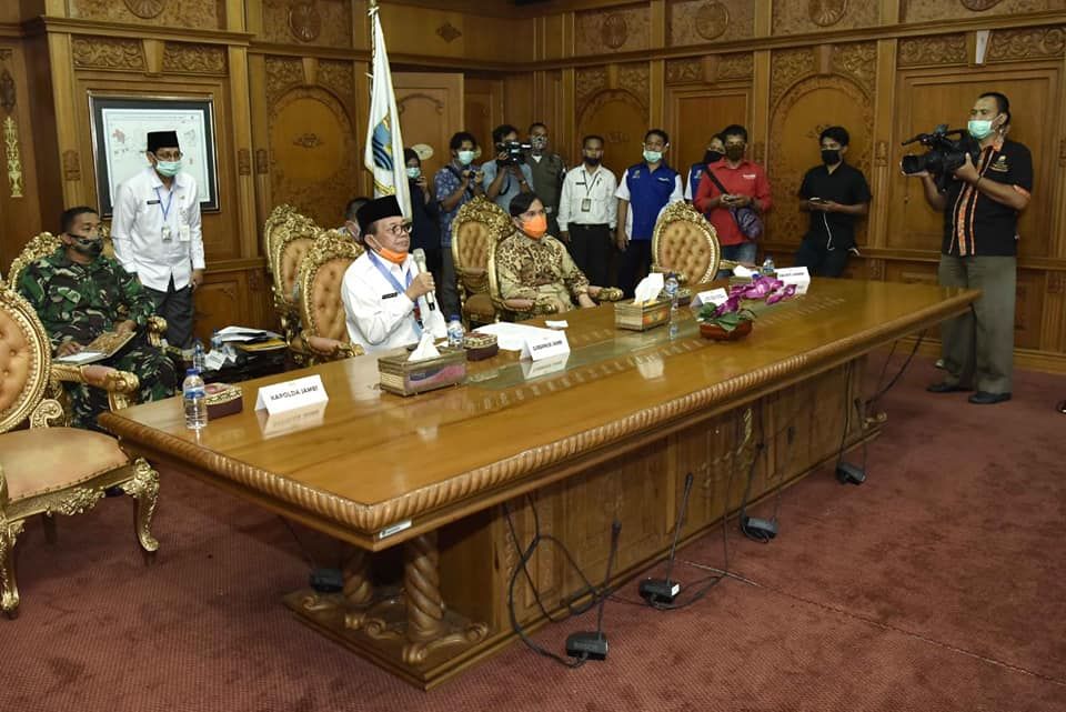 Gubernur Jambi Dr.Drs.H.Fachrori Umar,M.Hum, saat rapat online bersama Kepada BNPB Doni Monardo melaporkan kondisi perkembangan penanganan dan pencegahan Covid-19 di Provinsi Jambi, Rabu (22/4/20).