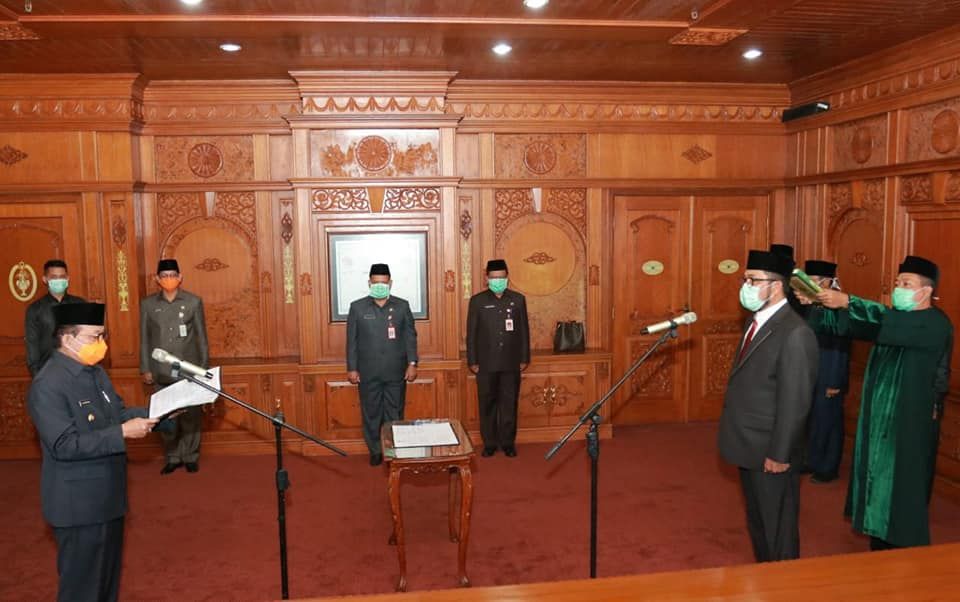 Pelantikan dan Pengambilan Sumpah Jabatan Penjabat Pimpinan Tinggi Madya Sekretaris Daerah Provinsi Jambi, yang berlangsung di Ruang Kerja Gubernur Jambi, Kantor Gubernur Jambi, Kamis (23/04).