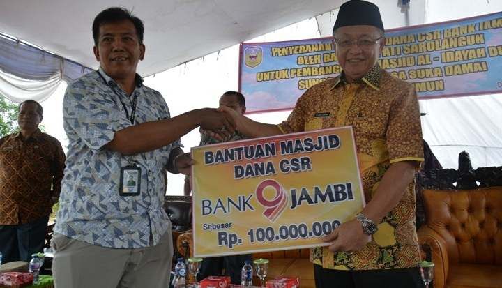 Kepala Bank 9 Jambi Cabang Sarolangun M Ridho SE ketika menyerahkan CSR kepada Bupati Sarolangun, Drs H Cek Endra, beberapa waktu yang lalu (dok) 