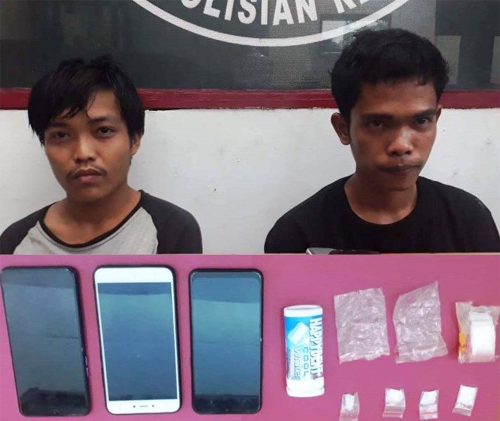 Tersangka dan barang bukti yang diamankan Satuan Resnarkoba Polres Tebo  