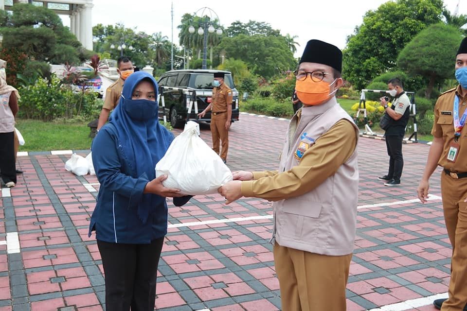 Gubernur Jambi Dr.Drs.H.Fachrori Umar,M.Hum melepas Pasar Murah Sembako Bersubsidi bagi Masyarakat yang Terdampak Covid-19, di pelataran parkiran di depan Biro Umum Kantor Gubernur Jambi, Senin (27/4/20).