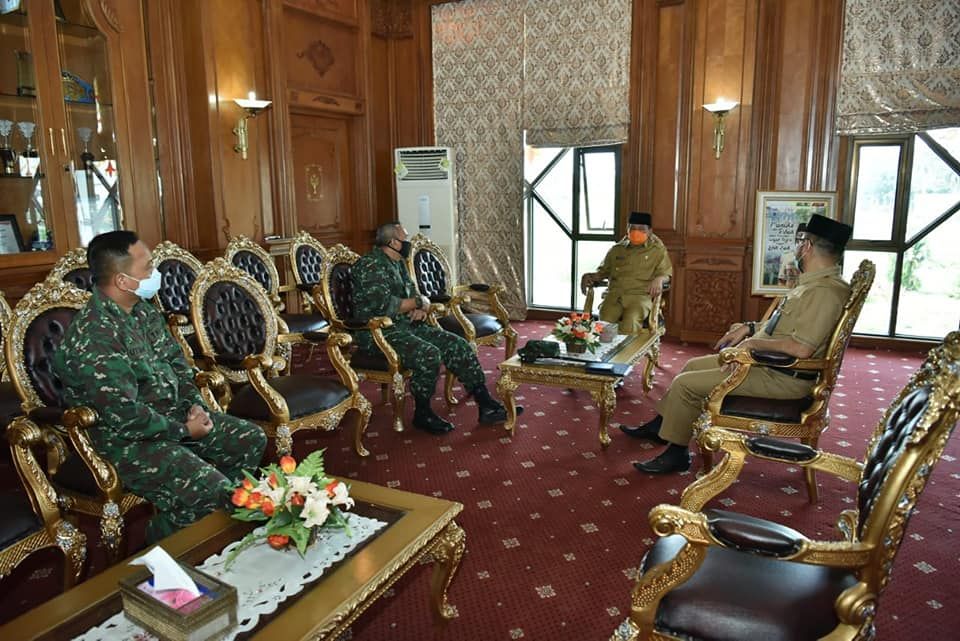 Danrem 042/Garuda Putih (Gapu), Kolonel Kav.M.Zulkifli sowan dan bersilaturahmi ke Gubernur Jambi, Dr.Drs.H.Fachrori Umar, M.Hum, di Ruang Kerja Gubernur, Kantor Gubernur Jambi, Selasa (28/04/2020).