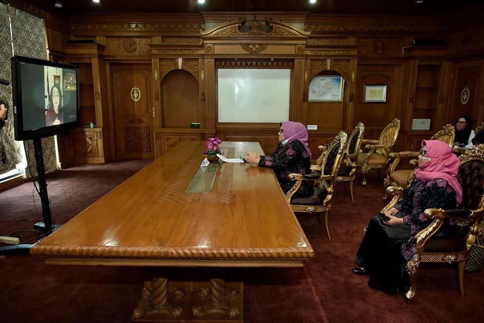 Rahima sat Video Conference (Vicon) Kongres Wanita Indonesia (Kowani) dengan BKOW Seluruh Provinsi se Indonesia, Rabu (29/4) sore. Rahima mengikuti vicon tersebut dari Kantor Gubernur Jambi.