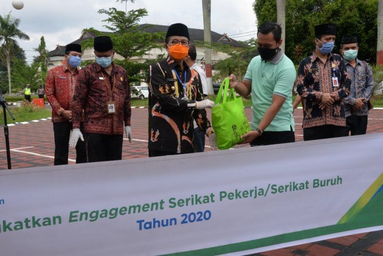 Peringatan Hari Buruh Internasional (May Day) Tingkat Provinsi Jambi Tahun 2020, di Lapangan Parkir Merah depan Biro Umum Setda Provinsi Jambi, Kantor Gubernur Jambi, Jum’at (01/05).