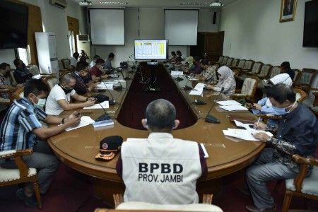 Rapat Jaring Pengaman Sosial (JPS) Penanganan Covid-19 di Provinsi Jambi Tahun 2020, yang berlangsung di Ruangan Utama Kantor Gubernur Jambi, Sabtu (02/05).