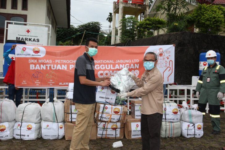 KK Migas-PetroChina International Jabung Ltd. menyerahkan bantuan peralatan pelindung diri pencegahan Covid-19 bagi masyarakat dan pekerja medis di Kabupaten Tanjung Jabung Timur, Provinsi Jambi, pada hari Sabtu, 2 Mei 2020