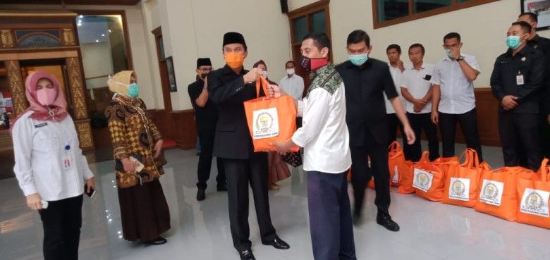 Pimpinan dan Anggota DPRD Provinsi Jambi saat membagikan sembako untuk para security, cleaning service dan tenaga honorer di lingkungan Sekretariat DPRD Provinsi Jambi. Rabu (6/5).