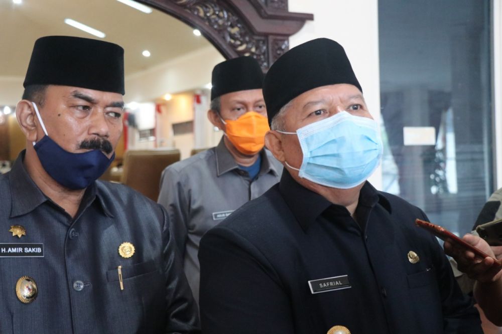 Safrial memberikan keterangan pada wartawan 