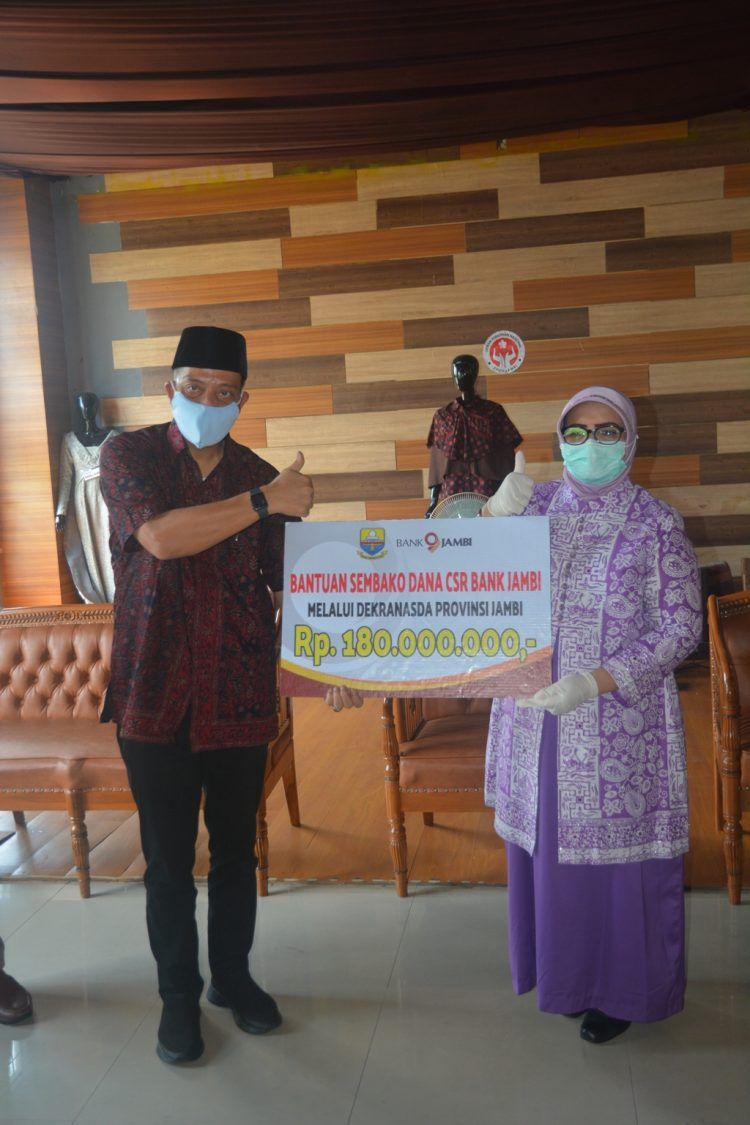 Ketua Dewan Kerajinan Nasional Daerah (Dekranasda) Provinsi Jambi Hj.Rahima Fachrori menyalurkan bantuan secara simbolis berupa sembako dari Dana CSR Bank Jambi kepada pengrajin batik UMKM di Kantor Dekranasda Provinsi Jambi, Tehok, dan kepada lanjut usia (Lansia), di Kantor BKOW Provinsi Jambi, Kamis (07/05)