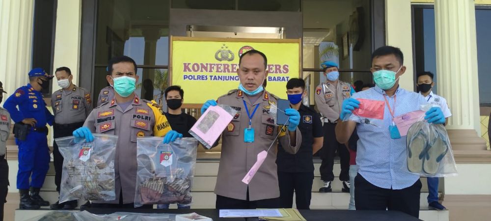 Kapolres menunjukan barang bukti pembunuhan siswi SMP di Betara