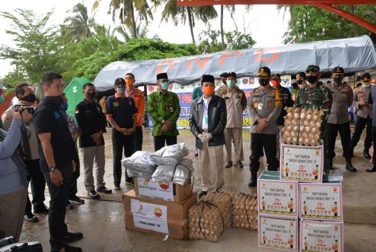 Fachrori saat menerima Bantuan dari SKK Migas Petrochina Jambi, PT. Japfa Comfeed Indonesia Poultry Breeding Division Unit Jambi dan PT. Charoen Pokphan Poultry Hatchery Division Unit Jambi, yang berlangsung di Posko Gugus Tugas Penanganan Covid-19 Provinsi Jambi, Jum’at (08/05).