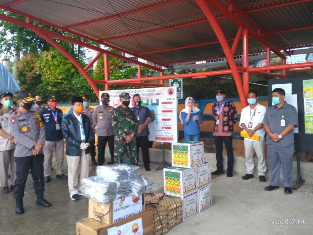 SKK Migas-PetroChina International Jabung Ltd  menyerahkan bantuan penanganan Covid-19 untuk Dinas Kesehatan Provinsi Jambi, Rumah Sakit Umum Daerah (RSUD) Raden Mattaher di Kota Jambi dan RSUD Daud Arif di Kabupaten Tanjung Jabung Barat (TJB).