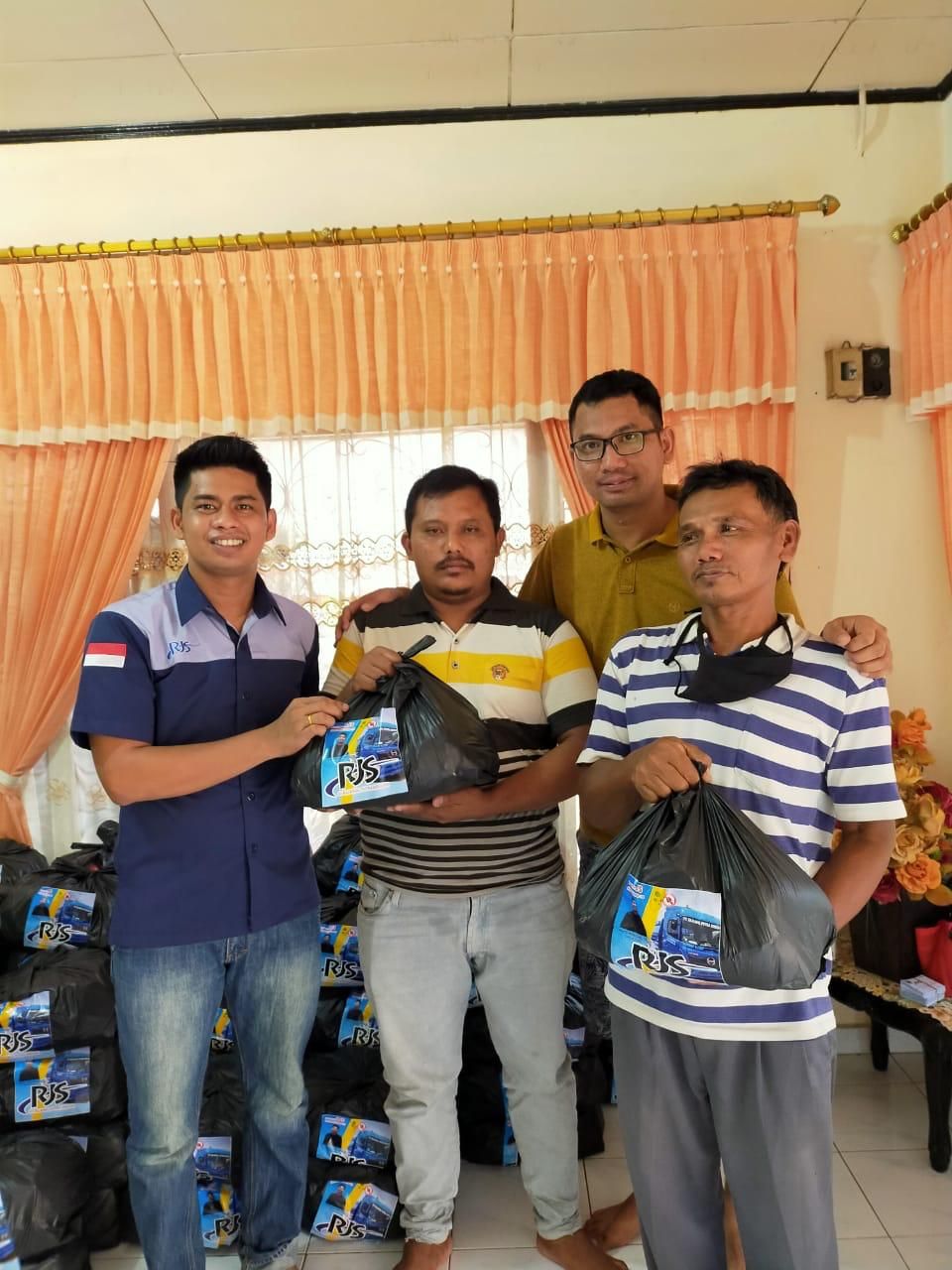 Pimpinan PT. RJS saat membagi sembako kepada warga terdampak dari Covid-19. 
