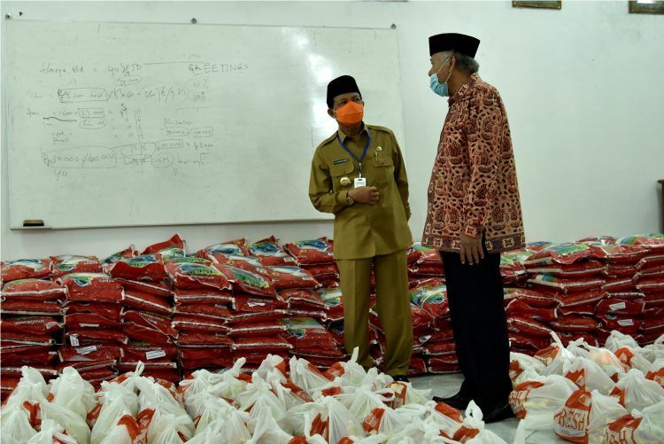Fachrori saat Memberikan Bantuan Sembako dari PUSKUD Provinsi Jambi Kepada Masyarakat, yang berlangsung di Kantor PUSKUD Provinsi Jambi, Telanaipura – Jambi, Senin (11/05)