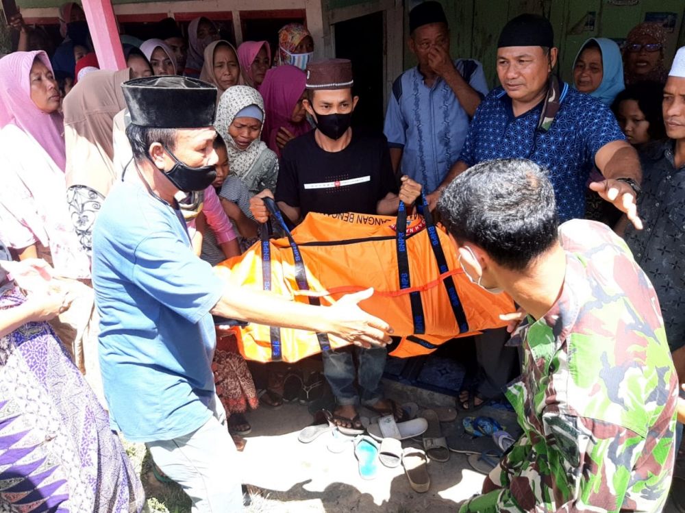 Jenazah bocah perempuan yang tenggelAm dievakuasi.