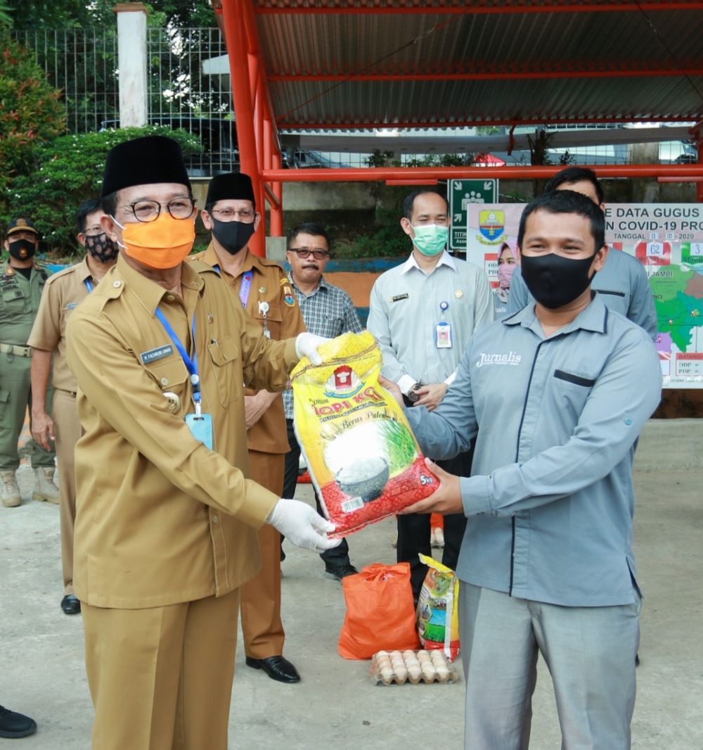 Gubernur Jambi saat menyerahkan bantuan secara simbolis di Posko Penanganan Covid-19 Provinsi Jambi. 