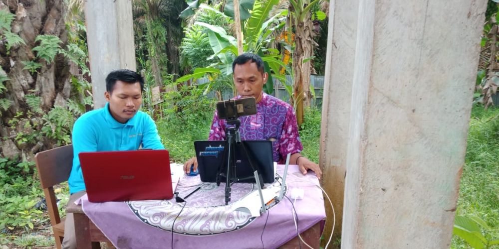 Guru yang mengajar di daerah terpencil