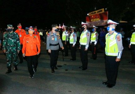 Fachrori saat memimpin Apel Bersama Gugus Tugas Penanganan Covid-19 Provinsi Jambi di Lapangan Mapolda Jambi, Rabu (13/05) malam.