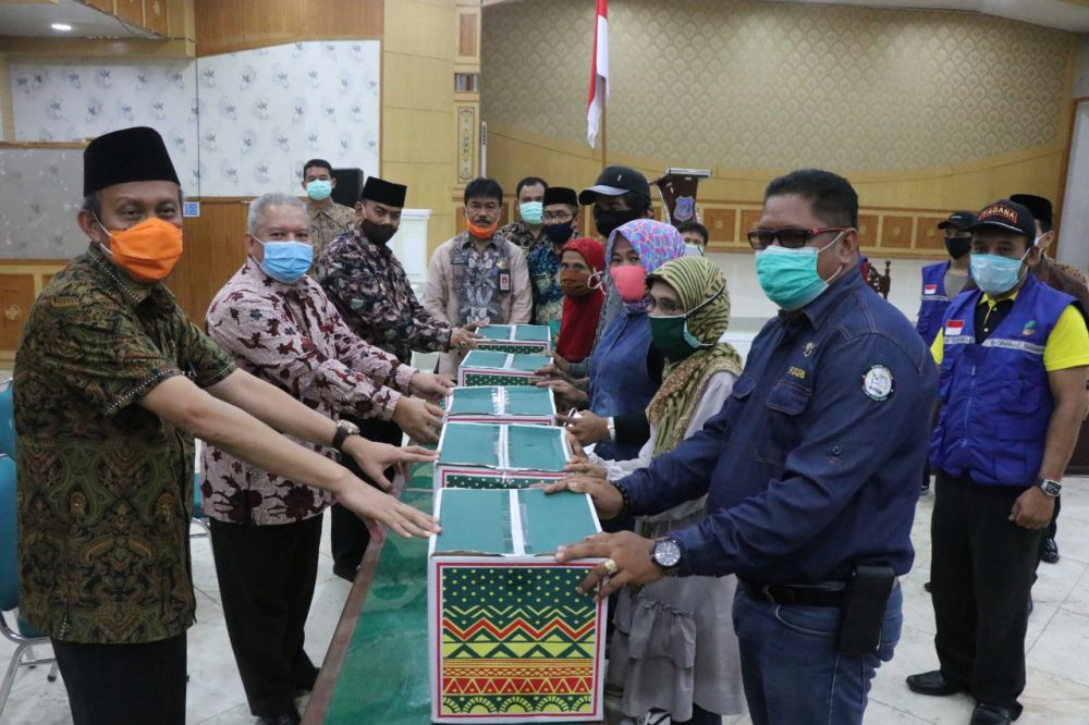 Bupati  menyerahkan Sembako untuk warga terdampak covid 19 