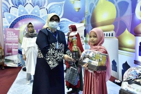 Ketua TP-PKK Provinsi Jambi Hj.Rahima Fachrori memotivasi anak-anak untuk membaca dan menghayati Al-Qur’an, sebagai salah satu upaya untuk membangun akhlak anak-anak.