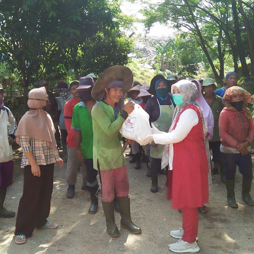 Ketua PIA DPRD Provinsi Jambi Ny.Ari Edi purwanto bersama anggota saat membagikan sembako
