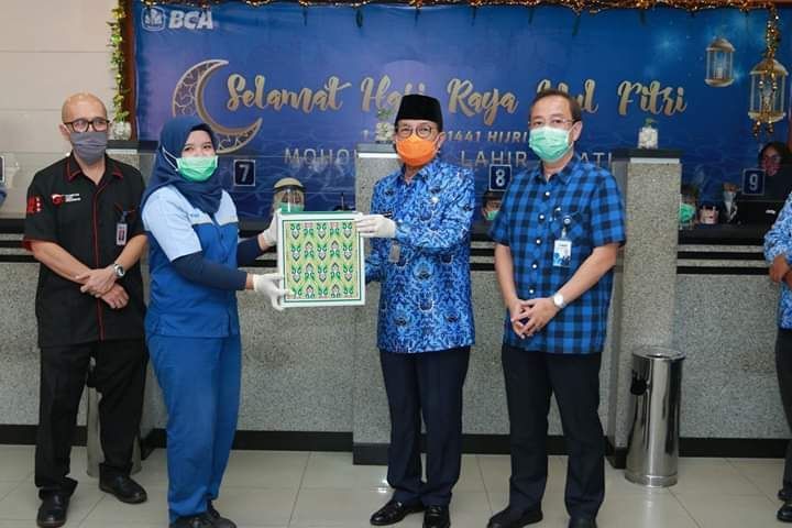 Kepedulian Bank Central Asia (BCA) yang menyalurkan paket bantuan kepada pegawai outsourcing atau pegawai tidak tetap menjelang Hari Raya Idul Fitri 1441 H Tahun 2020 lingkup Bank Central Asia se-Provinsi Jambi . 