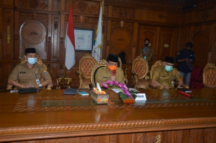 Gubernur Jambi Fachrori Umar, dari ruang kerjanya secara daring/online membuka kegiatan Pesantren Kilat Virtual 2020 yang diselenggarakan media Jambi Ekspress, Selasa (19/5/20).