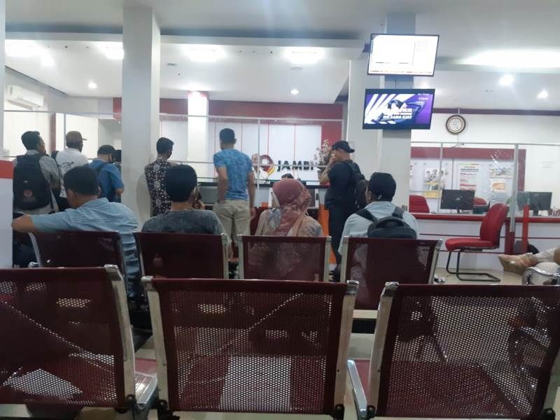 Situasi dan kondisi Bank 9 Jambi Cabang Sarolangun malam ini dalam proses pencairan ADD 