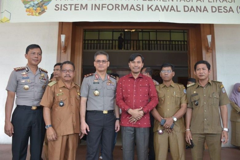 Ketua DPRD Provinsi Jambi Edi Purwanto bersama Kapolda dan Kapolres dan Kades