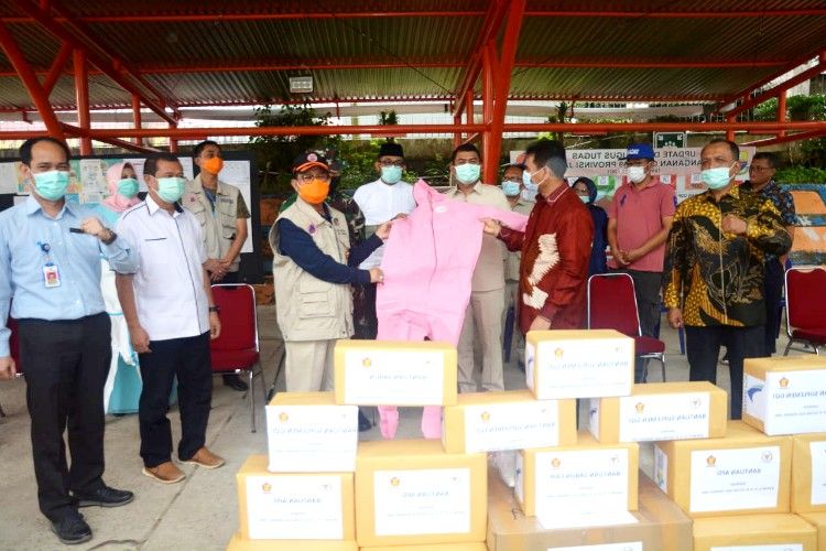 Gubernur Jambi Dr.Drs.H.Fachrori Umar.M.Hum menerima bantuan Alat Kesehatan (Alkes) Covid-19 dari Anggota DPR RI, Komisi IX Fraksi Gerindra, Ir.H.A.R.Sutan Adil Hendra,MM,