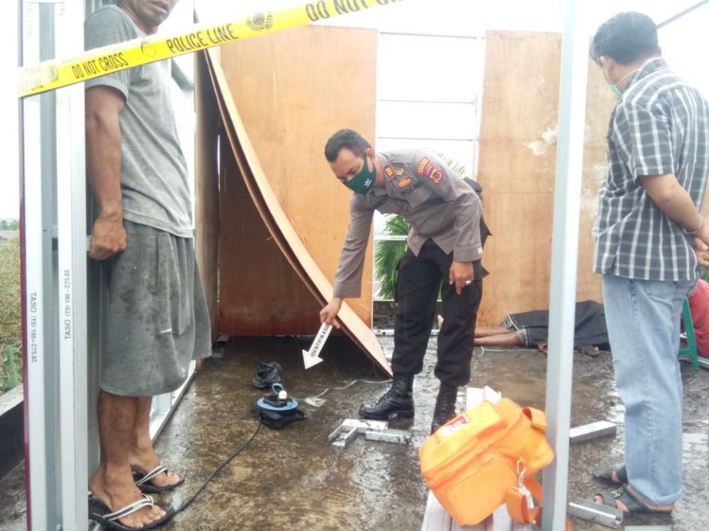 Polisi melakukan olah TKP.