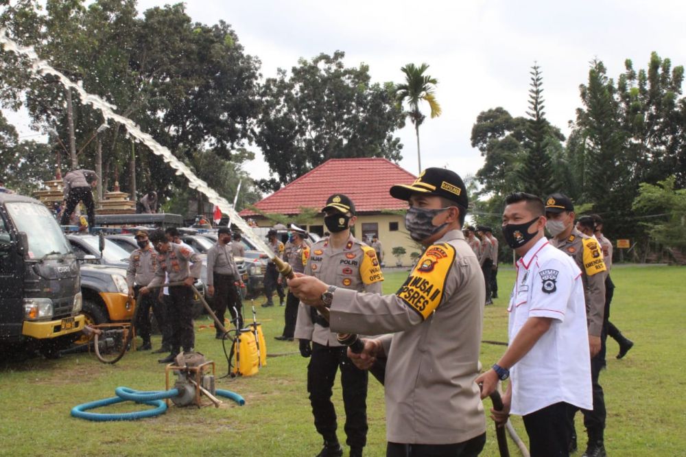 Kapolres Muarojambi  AKBP Ardiyanto mengecek peralatan penanganan Karhutla