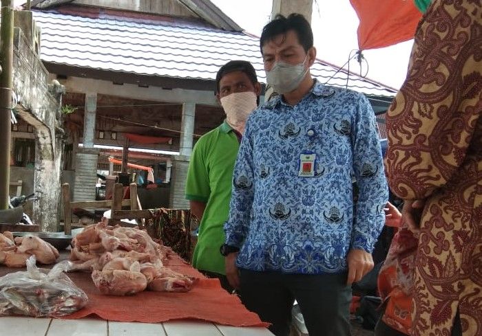 Sekda Fadhil Arief  melakukan pemantauan pedagang di pasar Sengeti.