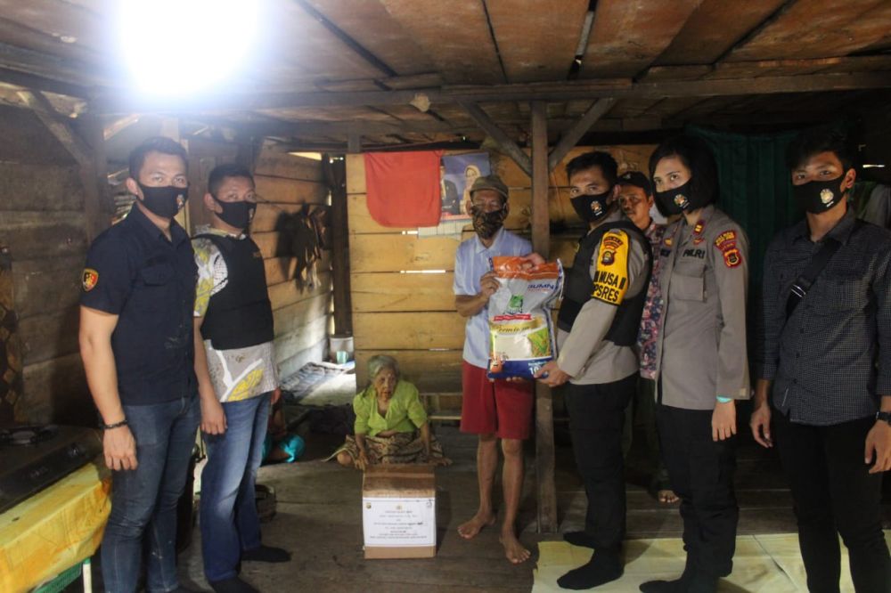 Kapolres menyerahkan bantuan 