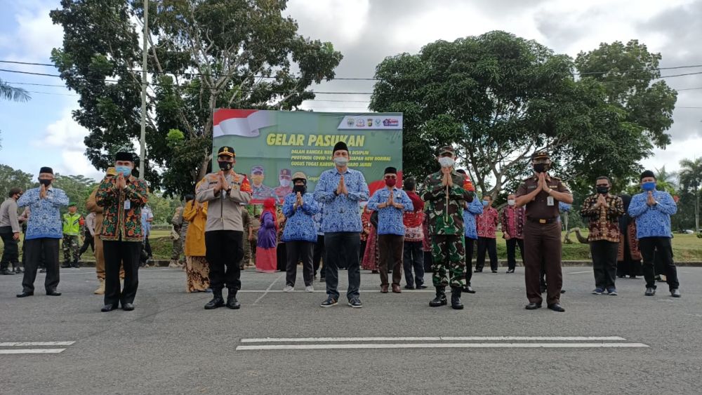 Dandim 0415 Batanghari, Kolonel Inf J Hadiyanto, memimpin apel gelar pasukan dalam rangka penegakan disiplin mematuhi protokol kesehatan dan new normal Tim Gugus Tugas COVID-19 yang berlangsung di Kabupaten Muarojambi.