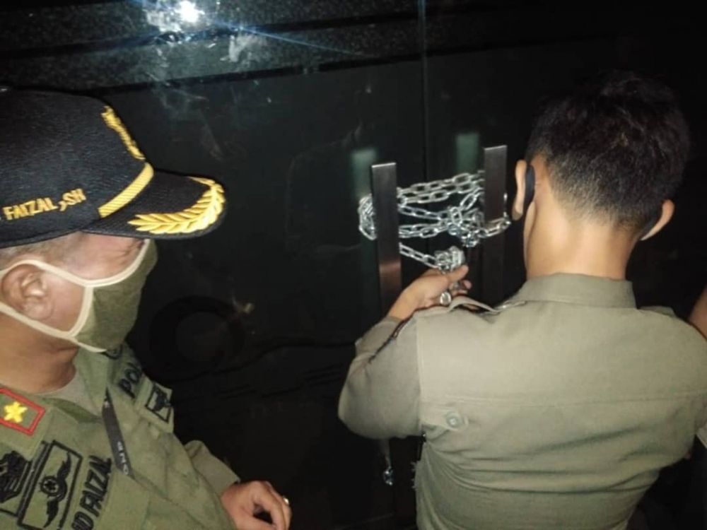 Pol PP Melakukan penyegelan