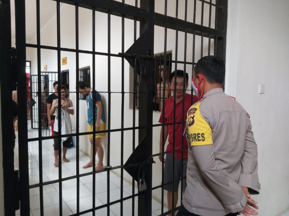 Kapolres Tanjabar melihat tahanan