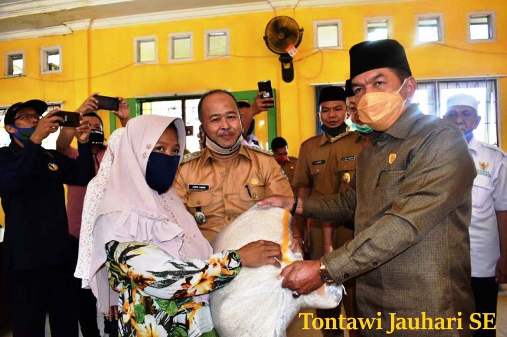 Ketua DPRD Sarolangun, Tontawi Jauhari SE serahkan bantuan beras JPS Tahap II