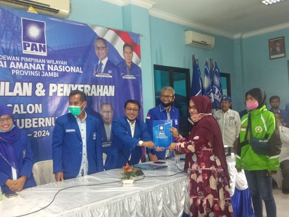 Tim Ratu Munawaroh mendaftar di PAN 