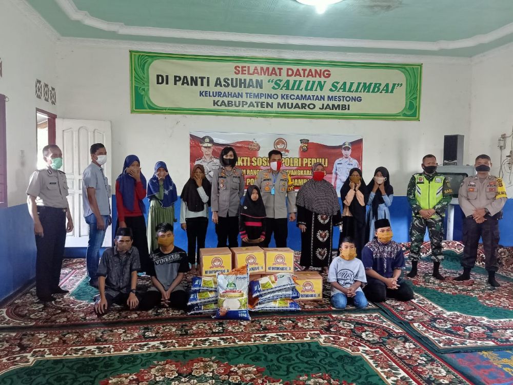 Foto bersama usai pembagian sembako