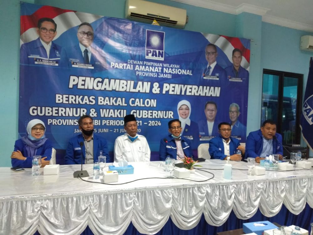 Abdullah Sano mengembalikan formulir pendaftaran ke PAN sebagai Cawagub