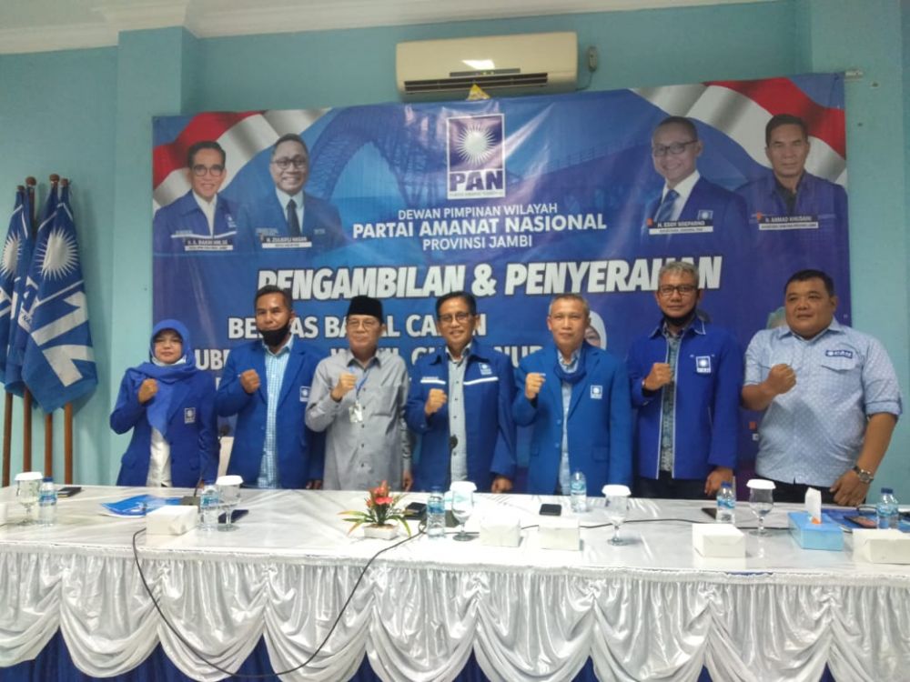 Fahrori bersama mengembalikan formulir ke PAN