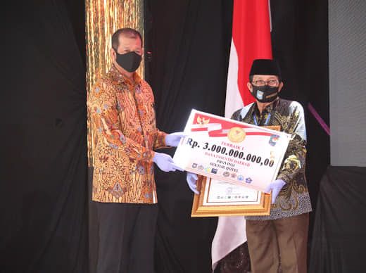 Kepala Badan Nasional Penanggulangan Bancana (BNPB) selaku Ketua Gugus Tugas Percepatan Penanganan Covid-19 Nasional, Letjen TNI Doni Monardo Menyerahkan Penghargaan ke Gubernur Jambi Fachrori Umar.