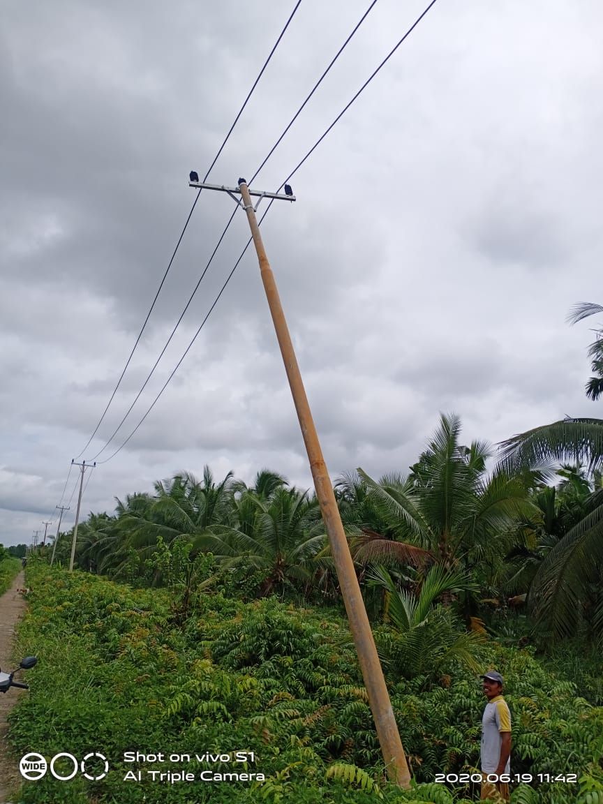 Tiang Listrik PLN nyaris Tumbang