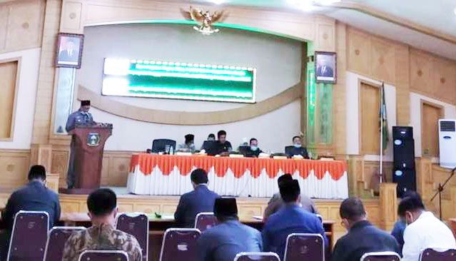 Penyampaian tanggapan eksekutif oleh Wabup H Hillalatil Badri terhadap pandangan umum 8 fraksi DPRD Sarolangun