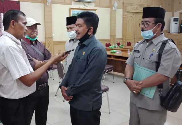 Ketua DPRD, Tontawi Jauhari SE Didampingi Sekretaris Dewan saat dimintai keterangan  