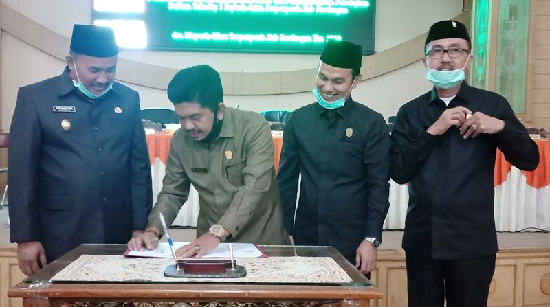 Paripurna penandatanganan berita acara persetujuan 4 Raperda menjadi Perda oleh Ketua DPRD, Tontawi JauharI SE, lalu